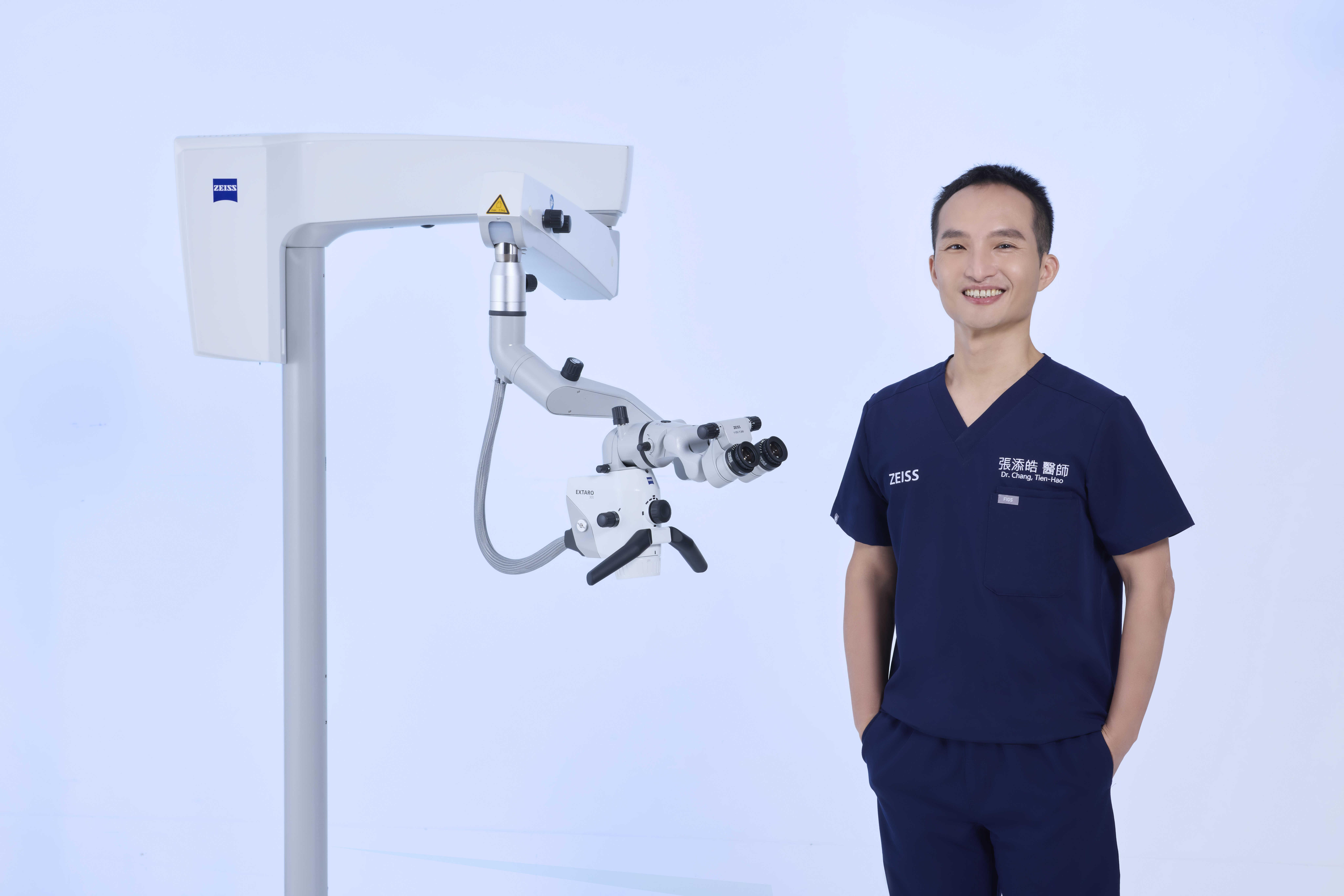 張添皓醫師與 ZEISS 顯微鏡